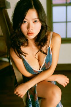 男生抱着女生压枪